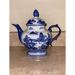 BOMBAY COFFEE /TEAPOT 52 OZ BLUE WILLOW ORIENTAL LANDSCAPE SCENE BLUE & WHITE